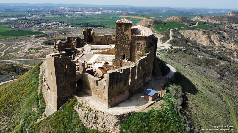 PERÍMETRO DEL CLAUSTRO EN PRIMER PLANO. AL FONDO, MURO SUR DEL TEMPLO Y TORRE DEL HOMENAJE